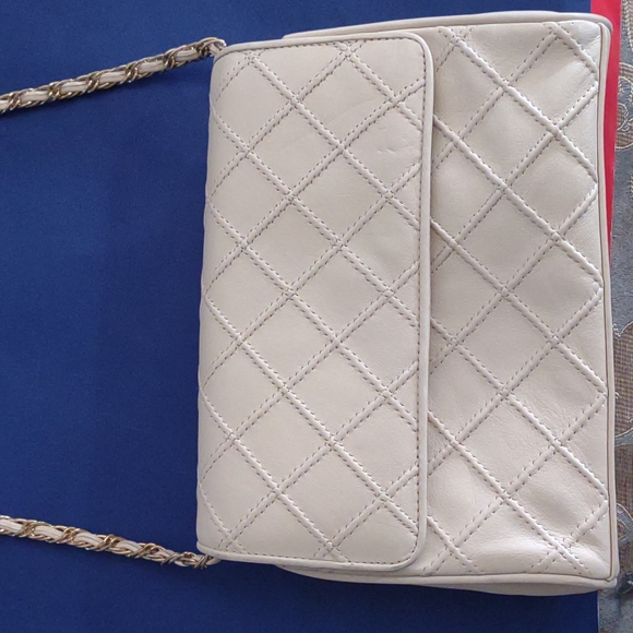 Saks Fifth Avenue vintage cream quilted  Leather Crossbody Bag with chain handle - Picture 2 of 11